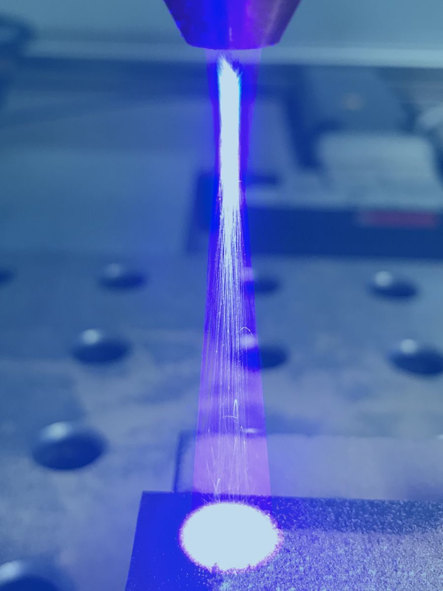 Blauer Laserstrahl im sichtbaren Wellenlängenbereich