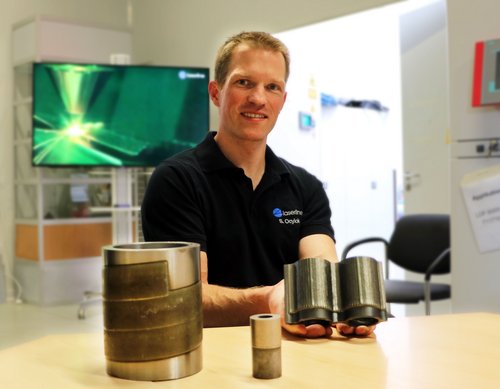 Laserline-cladding-expert-application-laboratory.jpg Laserline employee presenting three laser cladding samples by Laserline diode lasers