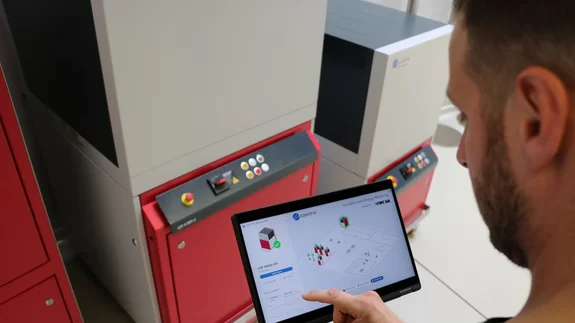 Laser overview and condition monitored with a tablet by an employee by Laserline diode lasers