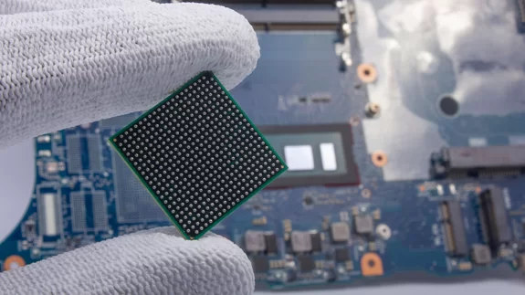 Close-up of a flipchip in front of a circuit board by Laserline diode lasers